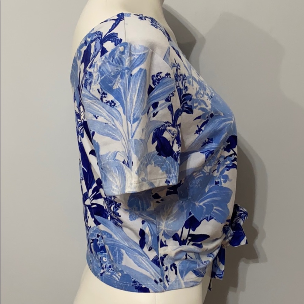NWT! GUESS Floral Blue and White Tie-hem Top - Picture 6 of 7